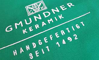 Bestickte Latzschürzen für Gmundner Keramik